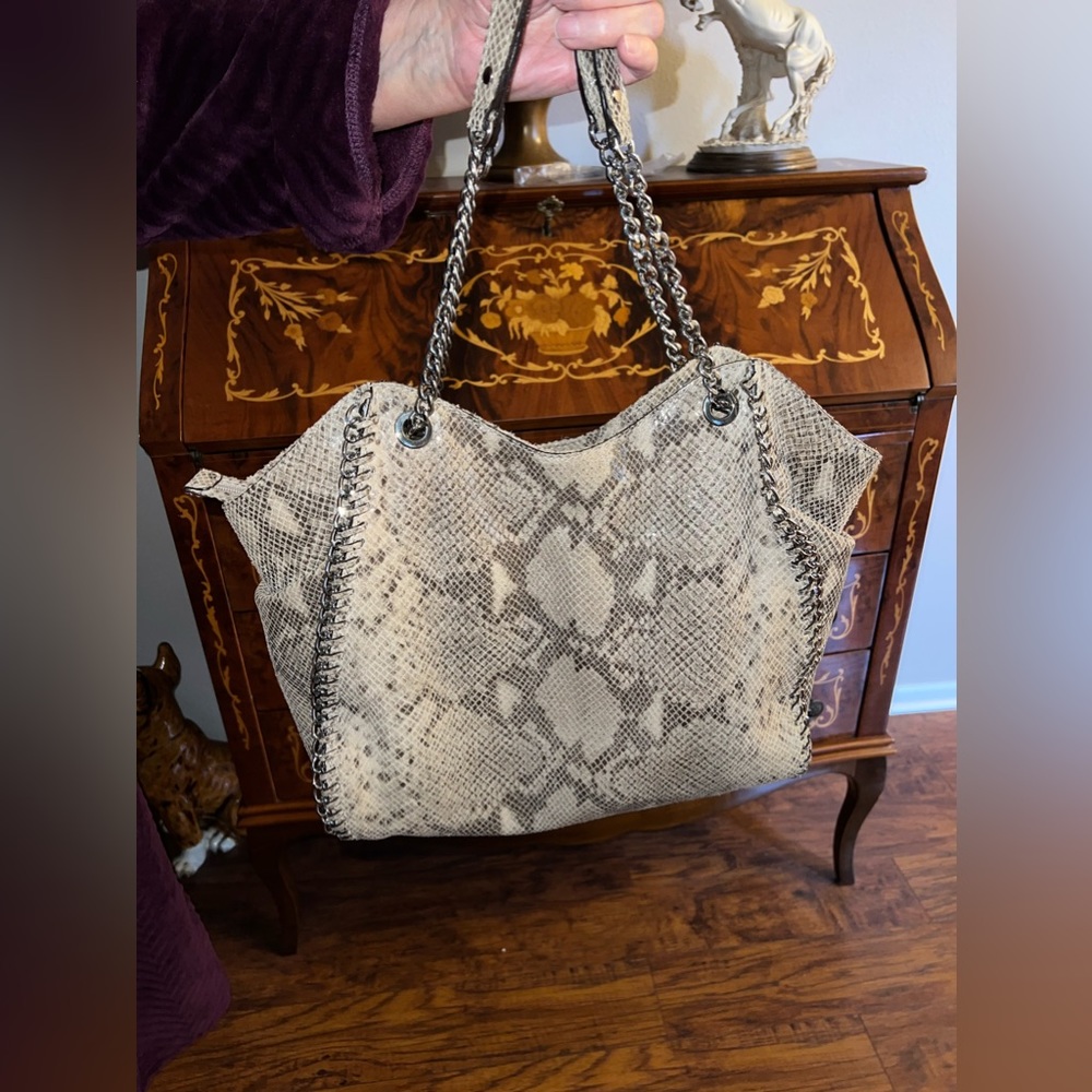 Snake print MK  purse zipper closure. Multiple pockets l. 2 outer pockets.